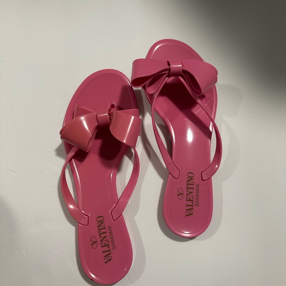 SUMMER STAPLE | Valentino Pink Glossy Sandals with Bow Detail